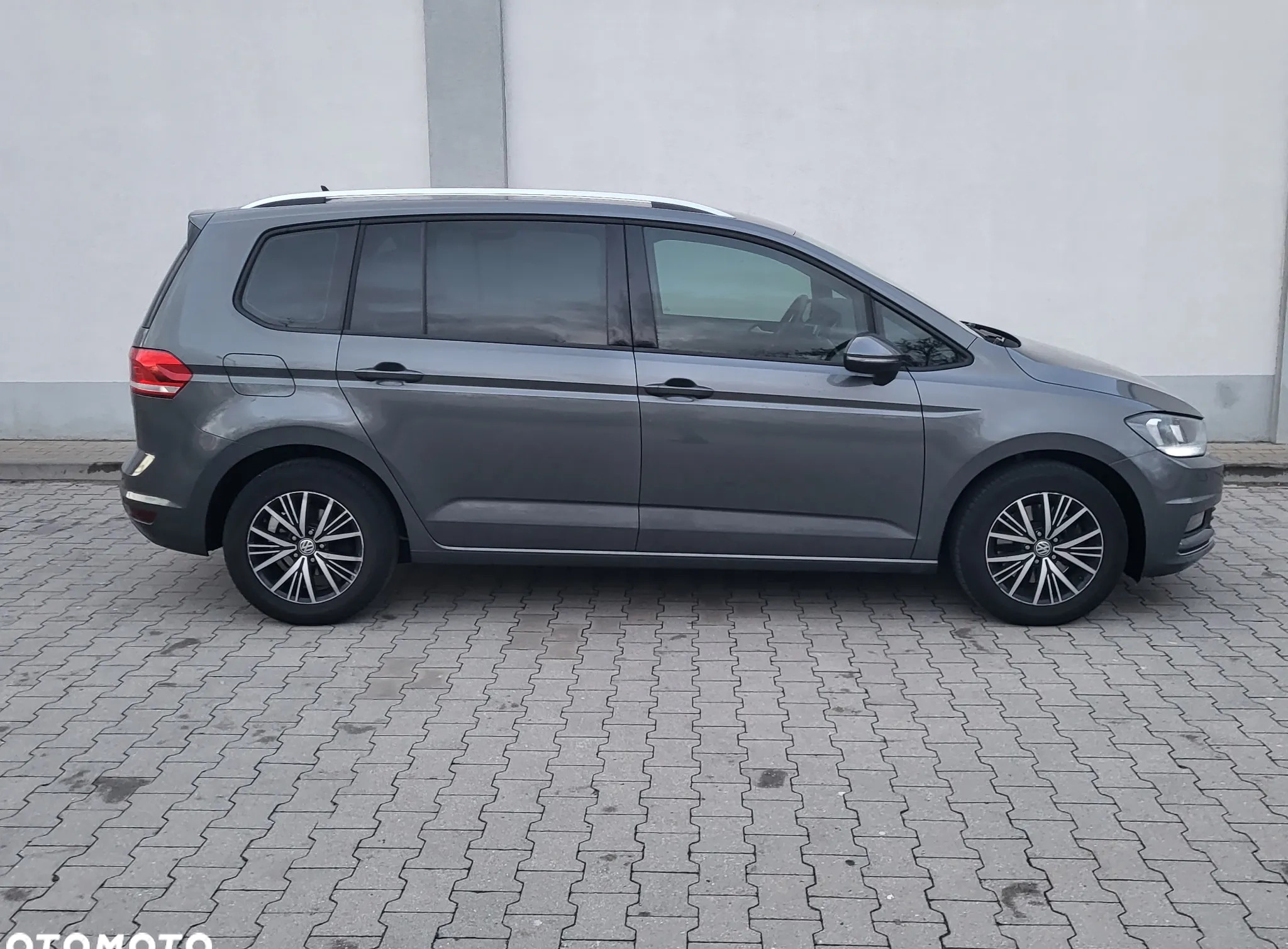 Volkswagen Touran cena 59000 przebieg: 82752, rok produkcji 2018 z Pleszew małe 92